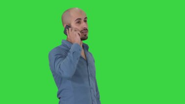 Yeşil Ekranda telefonda konuşan ciddi arap, Chroma Key.