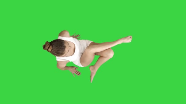Junge schöne Frau macht Yoga Asana Marichyasana auf einem grünen Bildschirm, Chroma-Taste. — Stockvideo