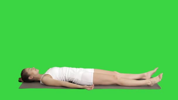 Медитация йоги, лежащая на коврике с закрытыми глазами на зеленом экране, Chroma Key . — стоковое видео