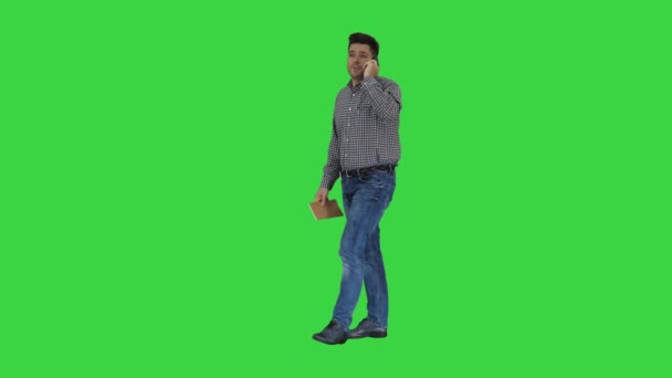 Hombre hablando por teléfono y tomando notas en una pantalla verde, Chroma Key . — Vídeos de Stock