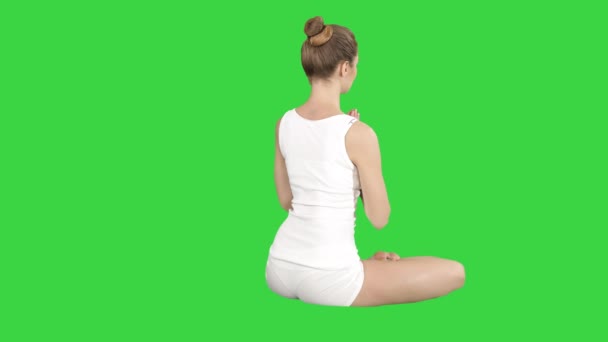 Jóga, sport, edzés és életmód koncepció - fiatal szőke nő jógázik egy zöld képernyőn, Chroma Key. — Stock videók