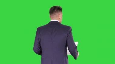 Yeşil Ekranda evin planını denetleyen işadamı, Chroma Key.