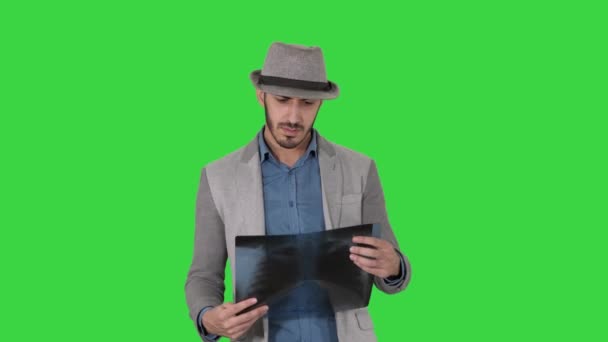 Homme occasionnel regardant la radiographie des poumons et marchant sur un écran vert, Chroma Key . — Video
