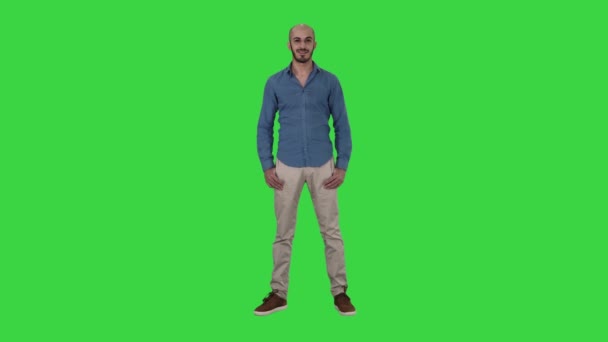 Νέος Αραβικός άνθρωπος χαμογελά σε πράσινη οθόνη, πλήκτρο αποχρώσεων. — Αρχείο Βίντεο