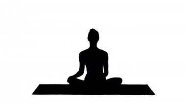 Siluet Sakin güzel kadın yoga poz oturan yoga egzersiz yapıyor.