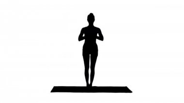 Siluet Genç yoga kadını ayakta meditasyon yapıyor.