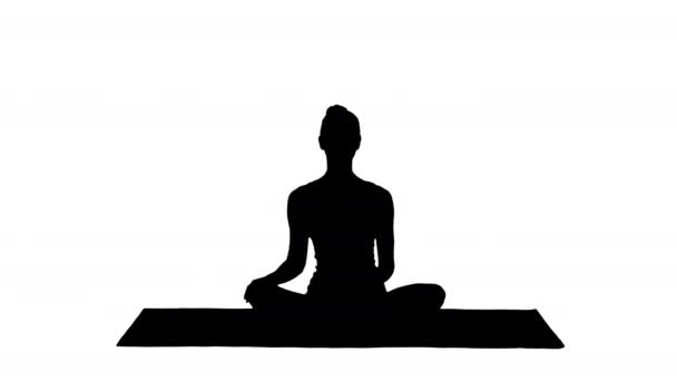 Silhouette ruhig hübsche Frau macht Yoga-Übung sitzend in Yoga-Pose. — Stockvideo