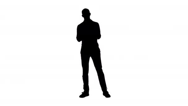 Silhouette Giovane uomo arabo in piedi applaude le mani sorridendo. — Video Stock