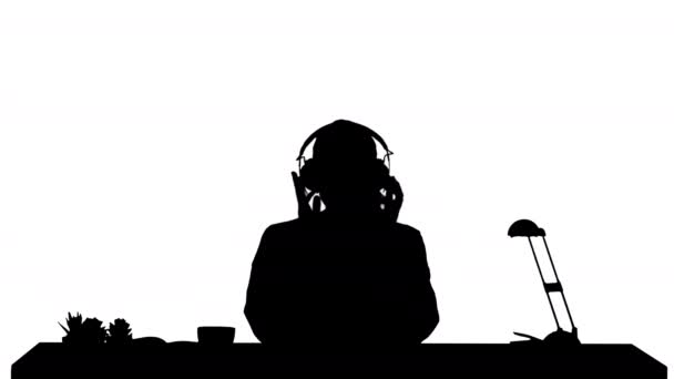 Silhouette Joven mujer sonriente poniéndose auriculares y escuchando música. — Vídeo de stock