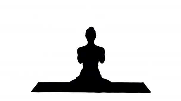 Silhuett Avslappnad kvinna i yogaposition sätta ihop händer och meditera. — Stockvideo
