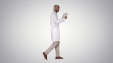 Samimi bir doktor, hastasına gradyan arka planda yürürken video çağrısı yapıyor..