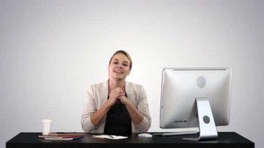 Kendine güvenen iş kadını video blogcusu kameraya konuşan canlı iş bloğu konsepti, arkadaş canlısı bayan antrenör reklam çevrimiçi eğitimleri ofiste video blogu kaydetmekten bahsediyor