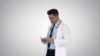 Doktor degrade arka planda yeni ilaç sunan kamera konuşuyor.