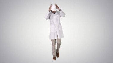 Degrade arka planda güvenlik gözlükleri ve sert şapka yürüyüş Güvenlik konsepti bilim mühendisi.