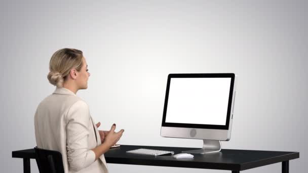 Videollamada de negocios, mujer de negocios que tiene videoconferencia en el fondo gradiente . — Vídeo de stock