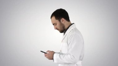 Doktor bey cep telefonunun ekranına dikkatle bakıyor ve grafiksel arka planda tavır takınıyor..