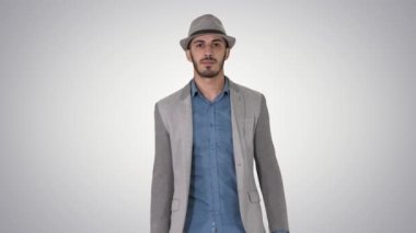 Casual Arap adam bir şapka yürüyüş ve degrade arka planda bir evrak çantası ile.