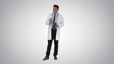 Doktor okuma Hasta veya Recepie veya degrade arka plan üzerine Ders Kitabı Tıbbi Raporu.