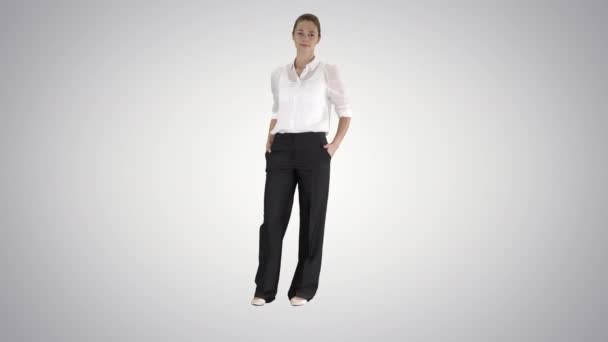 Aantrekkelijke lachende zakenvrouw staande met armen gevouwen en kijken naar camera op gradiënt achtergrond. — Stockvideo