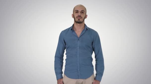 Szigorú Arab ember álló és látszó-ba fényképezőgép-ra gradiens háttér. — Stock videók