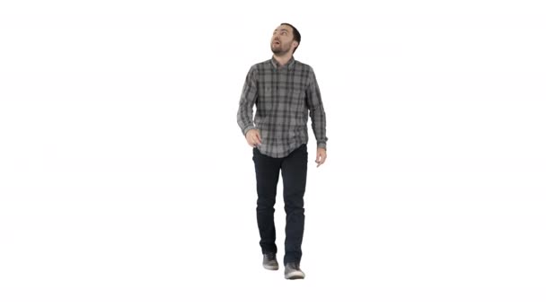 Mladý muž kráčející nahoru fascinován na bílém pozadí. — Stock video