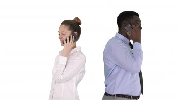 Jovem afro-americano homem e mulher de pé de volta para trás fazendo telefonemas no fundo branco . — Vídeo de Stock