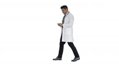 Burun spreyi ya da beyaz arka planda başka bir ilaç sunan doktor..