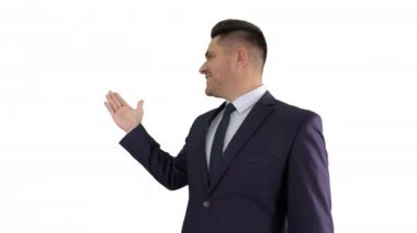 İş adamı ürün işaret ve beyaz arka plan üzerinde kamera ile konuşurken.