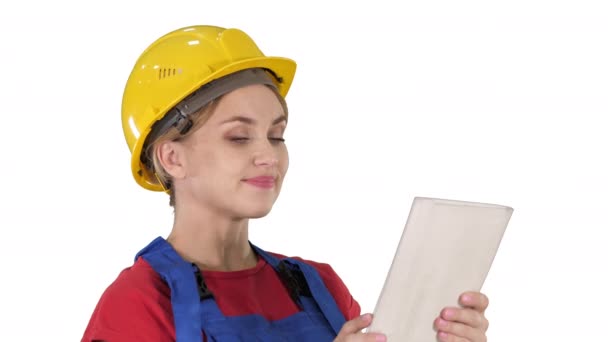 Γυναίκα Μηχανικός κατασκευών με έναν υπολογιστή tablet σε ένα εργοτάξιο σε λευκό φόντο. — Αρχείο Βίντεο