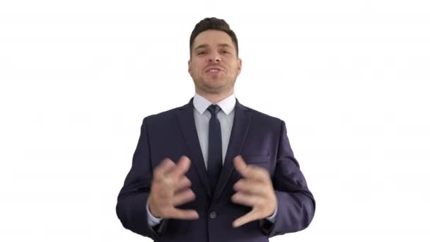 Mann in formeller Kleidung spricht mit Kamera und macht Handgesten auf sehr ausdrucksstarke und positive Weise auf weißem Hintergrund. — Stockvideo