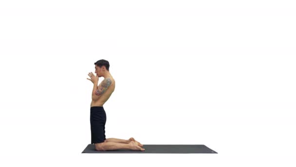 Yogi doen kameel yoga pose op witte achtergrond. — Stockvideo