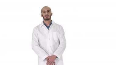 Beyaz arka plan üzerinde ayakta genç ciddi Arap doktor.