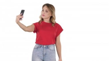 Beyaz arka planda selfie çeken tatlı kız..