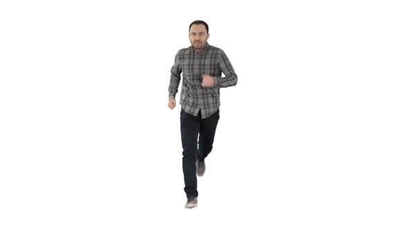 Junger Mann läuft aufgeregt auf weißem Hintergrund. — Stockvideo