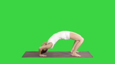 Yeşil Ekranda Chakrasana Urdva Dhanurasana Tekerlek Poz performans Sportif yoga kız, Chroma Anahtar.