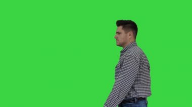 Yeşil Ekranda Yürüyen Gündelik adam, Chroma Key.