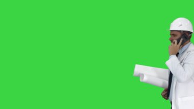 Başarılı mimar cep telefonu konuşuyor ve Yeşil Ekranda yürüyor, Chroma Key.