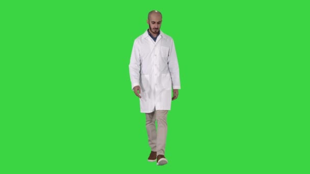 Walking male arab doctor on a Green Screen, Chroma Key. — Stock Video