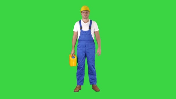 Bauarbeiter wirbt mit Baumaterial im Kanister auf grünem Bildschirm, Chroma-Schlüssel. — Stockvideo