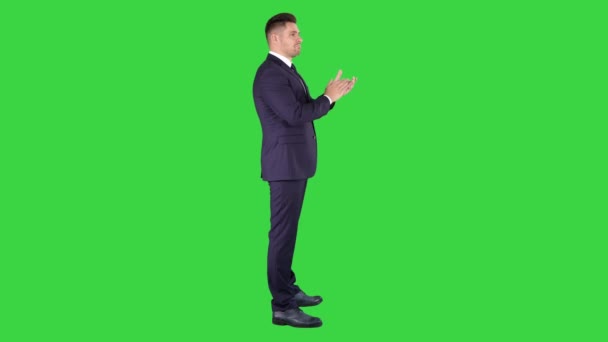 Business man klappen handen op een groen scherm, Chroma Key. — Stockvideo