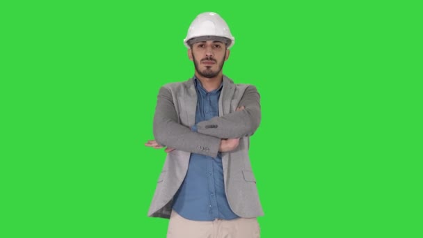 Magabiztos építőmérnök építész fiatal férfi sisak kézzel hajtogatott egy zöld képernyő, chroma key. — Stock videók