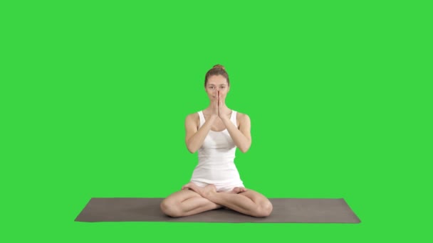 Entspannte Frau in Yogaposition, die Hände zusammenlegt und auf einem grünen Bildschirm meditiert, Chroma-Taste. — Stockvideo