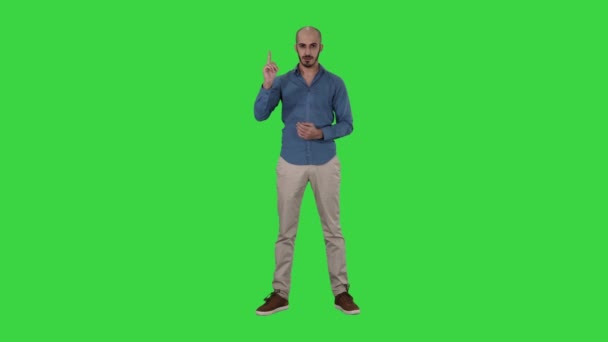 Hombre árabe en casual haciendo gesto de atención con el dedo hacia arriba en una pantalla verde, Chroma Key . — Vídeo de stock