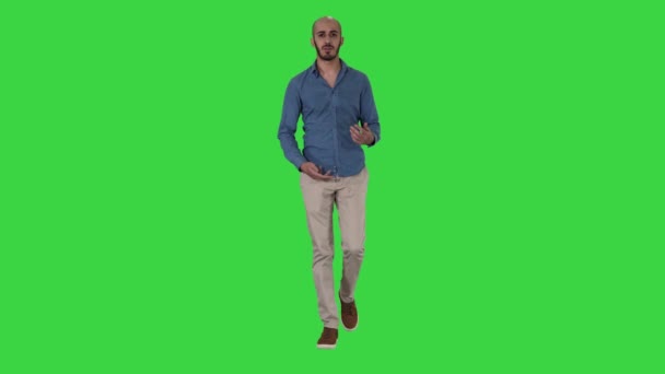Homem casual árabe andando e conversando com a câmera em uma tela verde, Chroma Key . — Vídeo de Stock