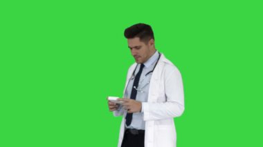 Doktor yeşil ekranda yeni ilaç sunan kamera konuşuyor, Chroma Anahtar.