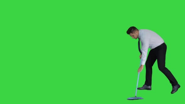 Hombre con el pulgar hacia arriba sosteniendo escoba en ropa formal o traje de negocios después de barrer el piso en una pantalla verde, Chroma Key . — Vídeos de Stock