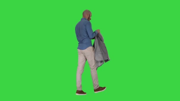 Lässiger Mann, der Blazer anzieht, wird kalt auf grünem Bildschirm, Chroma-Schlüssel. — Stockvideo