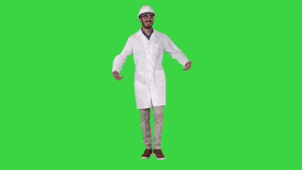 Ingeniero feliz caminando Gran resultado en una pantalla verde, Chroma Key . — Vídeos de Stock