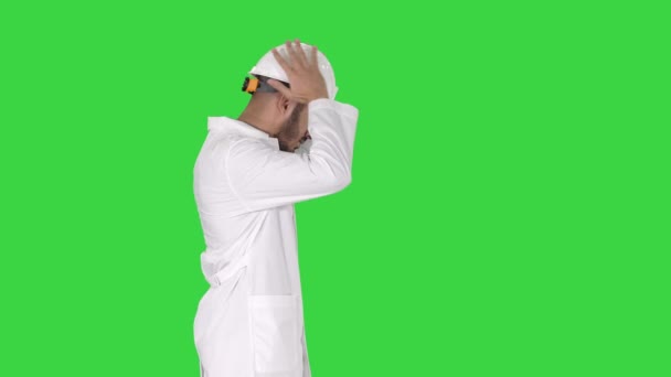 Engenheiro científico andando e colocando capacete no conceito de segurança em uma tela verde, Chroma Key . — Vídeo de Stock