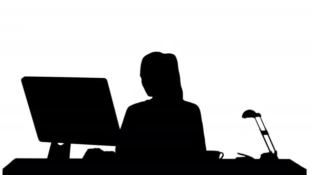 Silhouette Schöne Frau arbeitet am Computer. — Stockvideo